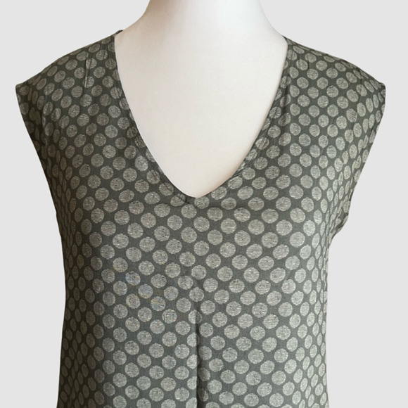 Old Navy Cap Sleeve V-Neckline Polka Dot Blouse Gray, EUC-Size XS - Picture 2 of 4
